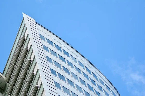 Нова Офісна Будівля Діловому Центрі Стіна Сталі Скла Блакитним Небом — стокове фото