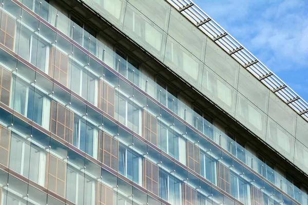 Nuevo Edificio Oficinas Centro Negocios Pared Acero Vidrio Con Cielo —  Fotos de Stock