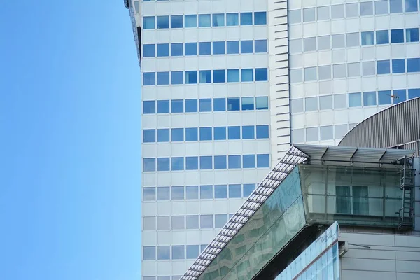비즈니스 센터에 사무실 파란색 하늘의 강철과 유리로 만들어 — 스톡 사진