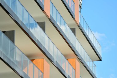 Modern bir apartmanın ön cephesi