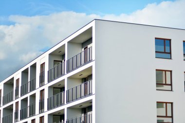 Modern bir apartmanın ön cephesi