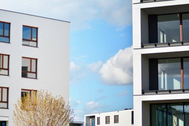 Modern bir apartmanın ön cephesi