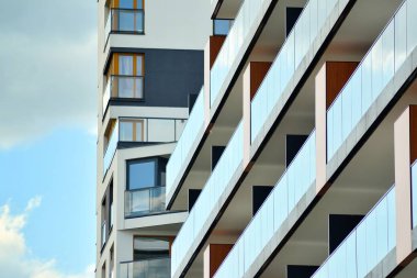 Modern bir apartmanın ön cephesi