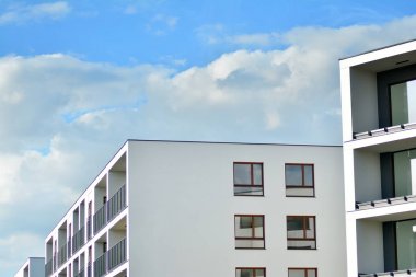 Modern bir apartmanın ön cephesi