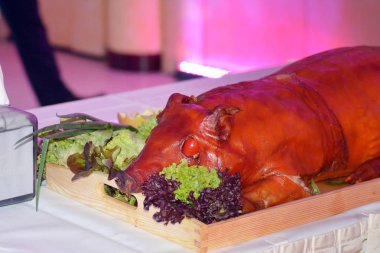 Domuz kızartma. Tabakta sebze ile kavrulmuş domuz yavrusu 