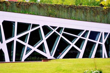 Modern cam ve beton binaya bakmanın soyut görüntüsü. Ofis binasının mimari dış ayrıntıları.