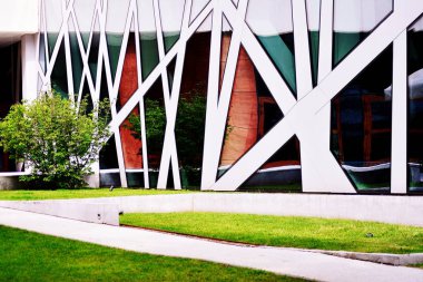 Modern cam ve beton binaya bakmanın soyut görüntüsü. Ofis binasının mimari dış ayrıntıları.