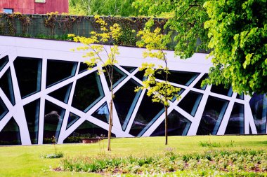 Modern cam ve beton binaya bakmanın soyut görüntüsü. Ofis binasının mimari dış ayrıntıları.