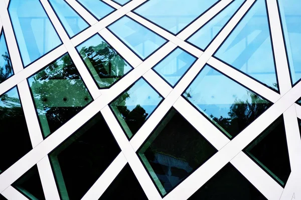 近代的なガラスとコンクリートの建物を見上げの抽象的なイメージ オフィスビルの建築外観詳細 — ストック写真
