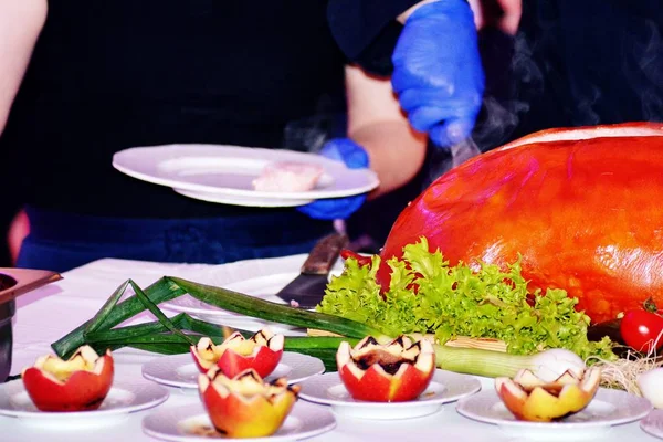 豚を丸焼き 大皿に野菜とローストの子豚 — ストック写真