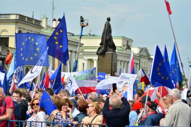 Varşova, Polonya. 18 Mayıs 2019. Mart 'Avrupa'da Polonya'. Binlerce muhalefet destekçisi, önemli Avrupa Parlamentosu seçimleri öncesinde ülkenin Avrupa Birliği üyeliğini kutlamak için Polonya'nın başkentinde yürüdü..