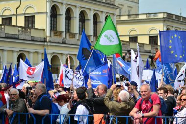 Varşova, Polonya. 18 Mayıs 2019. Mart 'Avrupa'da Polonya'. Binlerce muhalefet destekçisi, önemli Avrupa Parlamentosu seçimleri öncesinde ülkenin Avrupa Birliği üyeliğini kutlamak için Polonya'nın başkentinde yürüdü..
