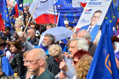 Varşova, Polonya. 18 Mayıs 2019. Mart 'Avrupa'da Polonya'. Binlerce muhalefet destekçisi, önemli Avrupa Parlamentosu seçimleri öncesinde ülkenin Avrupa Birliği üyeliğini kutlamak için Polonya'nın başkentinde yürüdü..