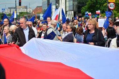 Varşova, Polonya. 18 Mayıs 2019. Mart 'Avrupa'da Polonya'. Binlerce muhalefet destekçisi, önemli Avrupa Parlamentosu seçimleri öncesinde ülkenin Avrupa Birliği üyeliğini kutlamak için Polonya'nın başkentinde yürüdü..