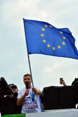 Varşova, Polonya. 18 Mayıs 2019. Mart 'Avrupa'da Polonya'. Binlerce muhalefet destekçisi, önemli Avrupa Parlamentosu seçimleri öncesinde ülkenin Avrupa Birliği üyeliğini kutlamak için Polonya'nın başkentinde yürüdü..