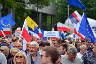 Varşova, Polonya. 18 Mayıs 2019. Mart 'Avrupa'da Polonya'. Binlerce muhalefet destekçisi, önemli Avrupa Parlamentosu seçimleri öncesinde ülkenin Avrupa Birliği üyeliğini kutlamak için Polonya'nın başkentinde yürüdü..