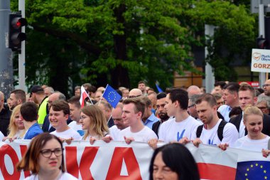 Varşova, Polonya. 18 Mayıs 2019. Mart 'Avrupa'da Polonya'. Binlerce muhalefet destekçisi, önemli Avrupa Parlamentosu seçimleri öncesinde ülkenin Avrupa Birliği üyeliğini kutlamak için Polonya'nın başkentinde yürüdü..