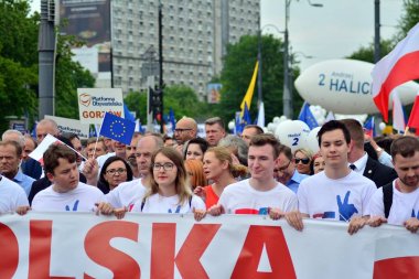 Varşova, Polonya. 18 Mayıs 2019. Mart 'Avrupa'da Polonya'. Binlerce muhalefet destekçisi, önemli Avrupa Parlamentosu seçimleri öncesinde ülkenin Avrupa Birliği üyeliğini kutlamak için Polonya'nın başkentinde yürüdü..