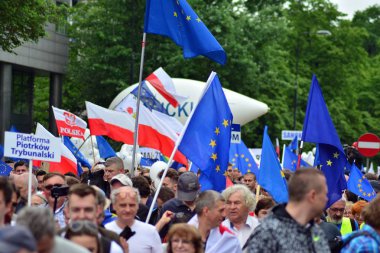 Varşova, Polonya. 18 Mayıs 2019. Mart 'Avrupa'da Polonya'. Binlerce muhalefet destekçisi, önemli Avrupa Parlamentosu seçimleri öncesinde ülkenin Avrupa Birliği üyeliğini kutlamak için Polonya'nın başkentinde yürüdü..