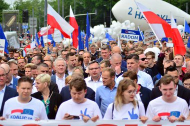 Varşova, Polonya. 18 Mayıs 2019. Mart 'Avrupa'da Polonya'. Binlerce muhalefet destekçisi, önemli Avrupa Parlamentosu seçimleri öncesinde ülkenin Avrupa Birliği üyeliğini kutlamak için Polonya'nın başkentinde yürüdü..