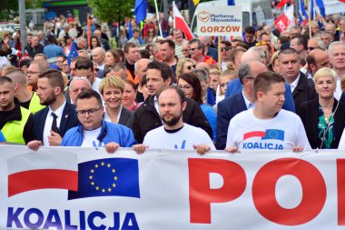 Varşova, Polonya. 18 Mayıs 2019. Mart 'Avrupa'da Polonya'. Binlerce muhalefet destekçisi, önemli Avrupa Parlamentosu seçimleri öncesinde ülkenin Avrupa Birliği üyeliğini kutlamak için Polonya'nın başkentinde yürüdü..