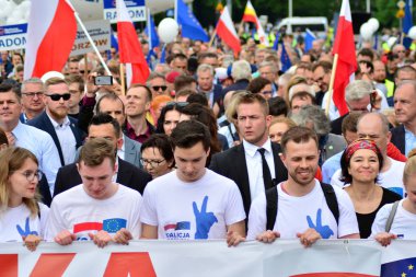 Varşova, Polonya. 18 Mayıs 2019. Mart 'Avrupa'da Polonya'. Binlerce muhalefet destekçisi, önemli Avrupa Parlamentosu seçimleri öncesinde ülkenin Avrupa Birliği üyeliğini kutlamak için Polonya'nın başkentinde yürüdü..