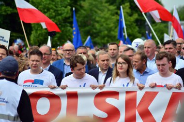 Varşova, Polonya. 18 Mayıs 2019. Mart 'Avrupa'da Polonya'. Binlerce muhalefet destekçisi, önemli Avrupa Parlamentosu seçimleri öncesinde ülkenin Avrupa Birliği üyeliğini kutlamak için Polonya'nın başkentinde yürüdü..