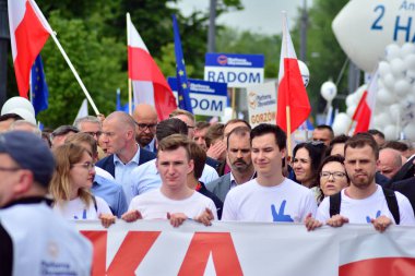 Varşova, Polonya. 18 Mayıs 2019. Mart 'Avrupa'da Polonya'. Binlerce muhalefet destekçisi, önemli Avrupa Parlamentosu seçimleri öncesinde ülkenin Avrupa Birliği üyeliğini kutlamak için Polonya'nın başkentinde yürüdü..