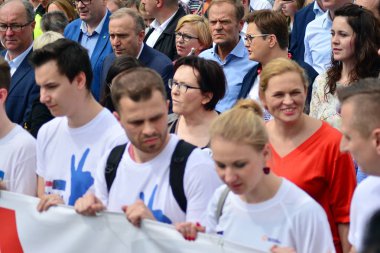 Varşova, Polonya. 18 Mayıs 2019. Mart 'Avrupa'da Polonya'. Binlerce muhalefet destekçisi, önemli Avrupa Parlamentosu seçimleri öncesinde ülkenin Avrupa Birliği üyeliğini kutlamak için Polonya'nın başkentinde yürüdü..