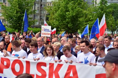 Varşova, Polonya. 18 Mayıs 2019. Mart 'Avrupa'da Polonya'. Binlerce muhalefet destekçisi, önemli Avrupa Parlamentosu seçimleri öncesinde ülkenin Avrupa Birliği üyeliğini kutlamak için Polonya'nın başkentinde yürüdü..