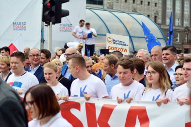 Varşova, Polonya. 18 Mayıs 2019. Mart 'Avrupa'da Polonya'. Binlerce muhalefet destekçisi, önemli Avrupa Parlamentosu seçimleri öncesinde ülkenin Avrupa Birliği üyeliğini kutlamak için Polonya'nın başkentinde yürüdü..