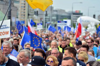 Varşova, Polonya. 18 Mayıs 2019. Mart 'Avrupa'da Polonya'. Binlerce muhalefet destekçisi, önemli Avrupa Parlamentosu seçimleri öncesinde ülkenin Avrupa Birliği üyeliğini kutlamak için Polonya'nın başkentinde yürüdü..