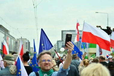 Varşova, Polonya. 18 Mayıs 2019. Mart 'Avrupa'da Polonya'. Binlerce muhalefet destekçisi, önemli Avrupa Parlamentosu seçimleri öncesinde ülkenin Avrupa Birliği üyeliğini kutlamak için Polonya'nın başkentinde yürüdü..
