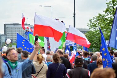 Varşova, Polonya. 18 Mayıs 2019. Mart 'Avrupa'da Polonya'. Binlerce muhalefet destekçisi, önemli Avrupa Parlamentosu seçimleri öncesinde ülkenin Avrupa Birliği üyeliğini kutlamak için Polonya'nın başkentinde yürüdü..