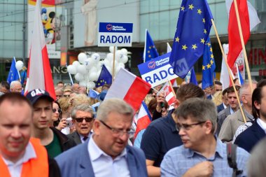 Varşova, Polonya. 18 Mayıs 2019. Mart 'Avrupa'da Polonya'. Binlerce muhalefet destekçisi, önemli Avrupa Parlamentosu seçimleri öncesinde ülkenin Avrupa Birliği üyeliğini kutlamak için Polonya'nın başkentinde yürüdü..