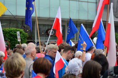 Varşova, Polonya. 18 Mayıs 2019. Mart 'Avrupa'da Polonya'. Binlerce muhalefet destekçisi, önemli Avrupa Parlamentosu seçimleri öncesinde ülkenin Avrupa Birliği üyeliğini kutlamak için Polonya'nın başkentinde yürüdü..