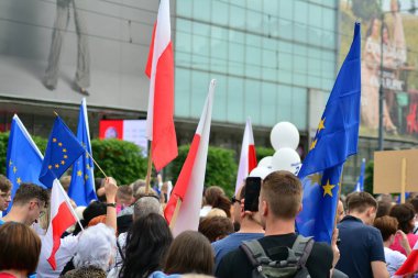 Varşova, Polonya. 18 Mayıs 2019. Mart 'Avrupa'da Polonya'. Binlerce muhalefet destekçisi, önemli Avrupa Parlamentosu seçimleri öncesinde ülkenin Avrupa Birliği üyeliğini kutlamak için Polonya'nın başkentinde yürüdü..
