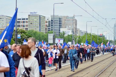 Varşova, Polonya. 18 Mayıs 2019. Mart 'Avrupa'da Polonya'. Binlerce muhalefet destekçisi, önemli Avrupa Parlamentosu seçimleri öncesinde ülkenin Avrupa Birliği üyeliğini kutlamak için Polonya'nın başkentinde yürüdü..