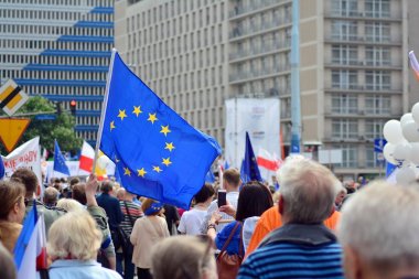 Varşova, Polonya. 18 Mayıs 2019. Mart 'Avrupa'da Polonya'. Binlerce muhalefet destekçisi, önemli Avrupa Parlamentosu seçimleri öncesinde ülkenin Avrupa Birliği üyeliğini kutlamak için Polonya'nın başkentinde yürüdü..