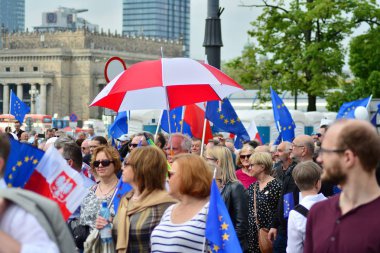 Varşova, Polonya. 18 Mayıs 2019. Mart 'Avrupa'da Polonya'. Binlerce muhalefet destekçisi, önemli Avrupa Parlamentosu seçimleri öncesinde ülkenin Avrupa Birliği üyeliğini kutlamak için Polonya'nın başkentinde yürüdü..
