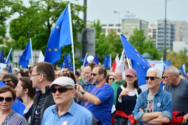 Varşova, Polonya. 18 Mayıs 2019. Mart 'Avrupa'da Polonya'. Binlerce muhalefet destekçisi, önemli Avrupa Parlamentosu seçimleri öncesinde ülkenin Avrupa Birliği üyeliğini kutlamak için Polonya'nın başkentinde yürüdü..