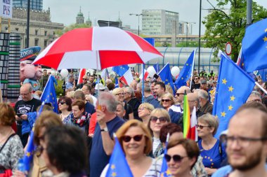 Varşova, Polonya. 18 Mayıs 2019. Mart 'Avrupa'da Polonya'. Binlerce muhalefet destekçisi, önemli Avrupa Parlamentosu seçimleri öncesinde ülkenin Avrupa Birliği üyeliğini kutlamak için Polonya'nın başkentinde yürüdü..