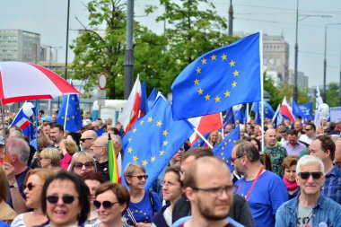 Varşova, Polonya. 18 Mayıs 2019. Mart 'Avrupa'da Polonya'. Binlerce muhalefet destekçisi, önemli Avrupa Parlamentosu seçimleri öncesinde ülkenin Avrupa Birliği üyeliğini kutlamak için Polonya'nın başkentinde yürüdü..