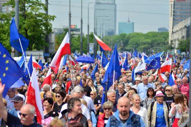 Varşova, Polonya. 18 Mayıs 2019. Mart 'Avrupa'da Polonya'. Binlerce muhalefet destekçisi, önemli Avrupa Parlamentosu seçimleri öncesinde ülkenin Avrupa Birliği üyeliğini kutlamak için Polonya'nın başkentinde yürüdü..