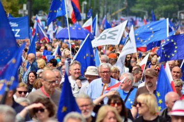 Varşova, Polonya. 18 Mayıs 2019. Mart 'Avrupa'da Polonya'. Binlerce muhalefet destekçisi, önemli Avrupa Parlamentosu seçimleri öncesinde ülkenin Avrupa Birliği üyeliğini kutlamak için Polonya'nın başkentinde yürüdü..