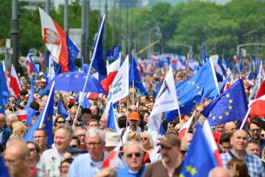 Varşova, Polonya. 18 Mayıs 2019. Mart 'Avrupa'da Polonya'. Binlerce muhalefet destekçisi, önemli Avrupa Parlamentosu seçimleri öncesinde ülkenin Avrupa Birliği üyeliğini kutlamak için Polonya'nın başkentinde yürüdü..
