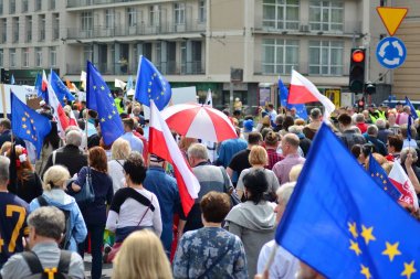 Varşova, Polonya. 18 Mayıs 2019. Mart 'Avrupa'da Polonya'. Binlerce muhalefet destekçisi, önemli Avrupa Parlamentosu seçimleri öncesinde ülkenin Avrupa Birliği üyeliğini kutlamak için Polonya'nın başkentinde yürüdü..