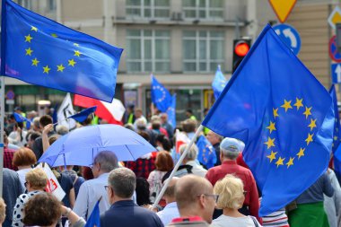 Varşova, Polonya. 18 Mayıs 2019. Mart 'Avrupa'da Polonya'. Binlerce muhalefet destekçisi, önemli Avrupa Parlamentosu seçimleri öncesinde ülkenin Avrupa Birliği üyeliğini kutlamak için Polonya'nın başkentinde yürüdü..