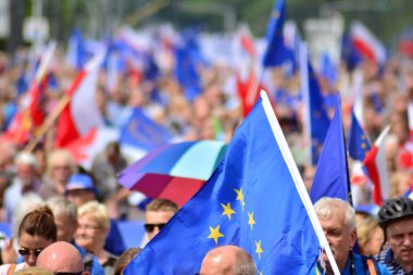 Varşova, Polonya. 18 Mayıs 2019. Mart 'Avrupa'da Polonya'. Binlerce muhalefet destekçisi, önemli Avrupa Parlamentosu seçimleri öncesinde ülkenin Avrupa Birliği üyeliğini kutlamak için Polonya'nın başkentinde yürüdü..