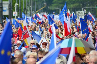 Varşova, Polonya. 18 Mayıs 2019. Mart 'Avrupa'da Polonya'. Binlerce muhalefet destekçisi, önemli Avrupa Parlamentosu seçimleri öncesinde ülkenin Avrupa Birliği üyeliğini kutlamak için Polonya'nın başkentinde yürüdü..